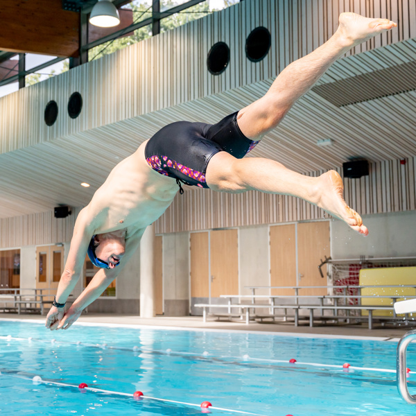 Zwemmer duikt in water