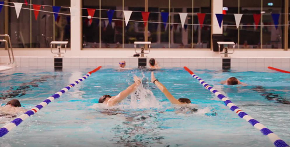 Twee zwemmers hebben plezier in het water