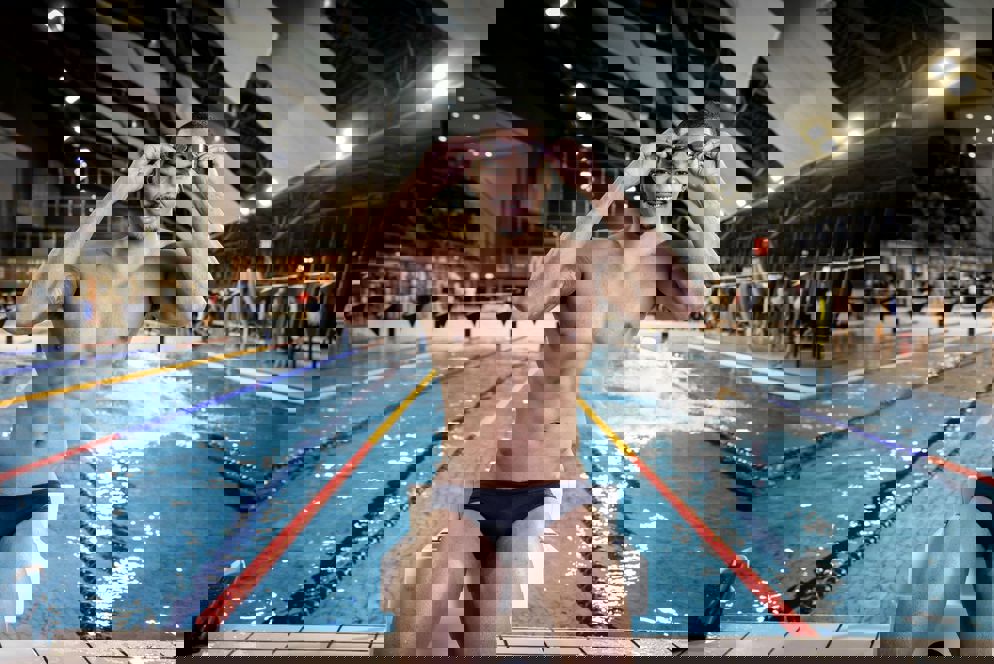 Renzo zet zwembril op