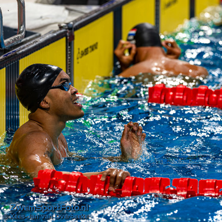 Renzo kijkt naar finishbord